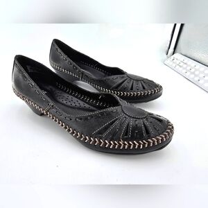 Bass Black and Tan Leather Flats